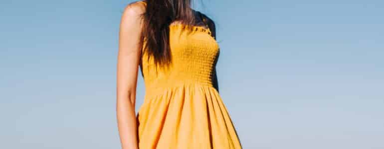 Czas wykorzystać modowy potencjał koloru żółtego! Poznaj sposób na stylizację sukienki w swoim ulubionym odcieniu.
